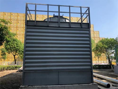圓形冷卻塔采用加熱板來(lái)保溫的方法,圓形冷卻塔安裝